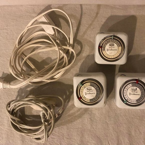 3 Intermatic Indoor 24hr Timers & 2 6ft Extension Cords - JUST IN TIME FOR HOLID - Picture 1 of 8